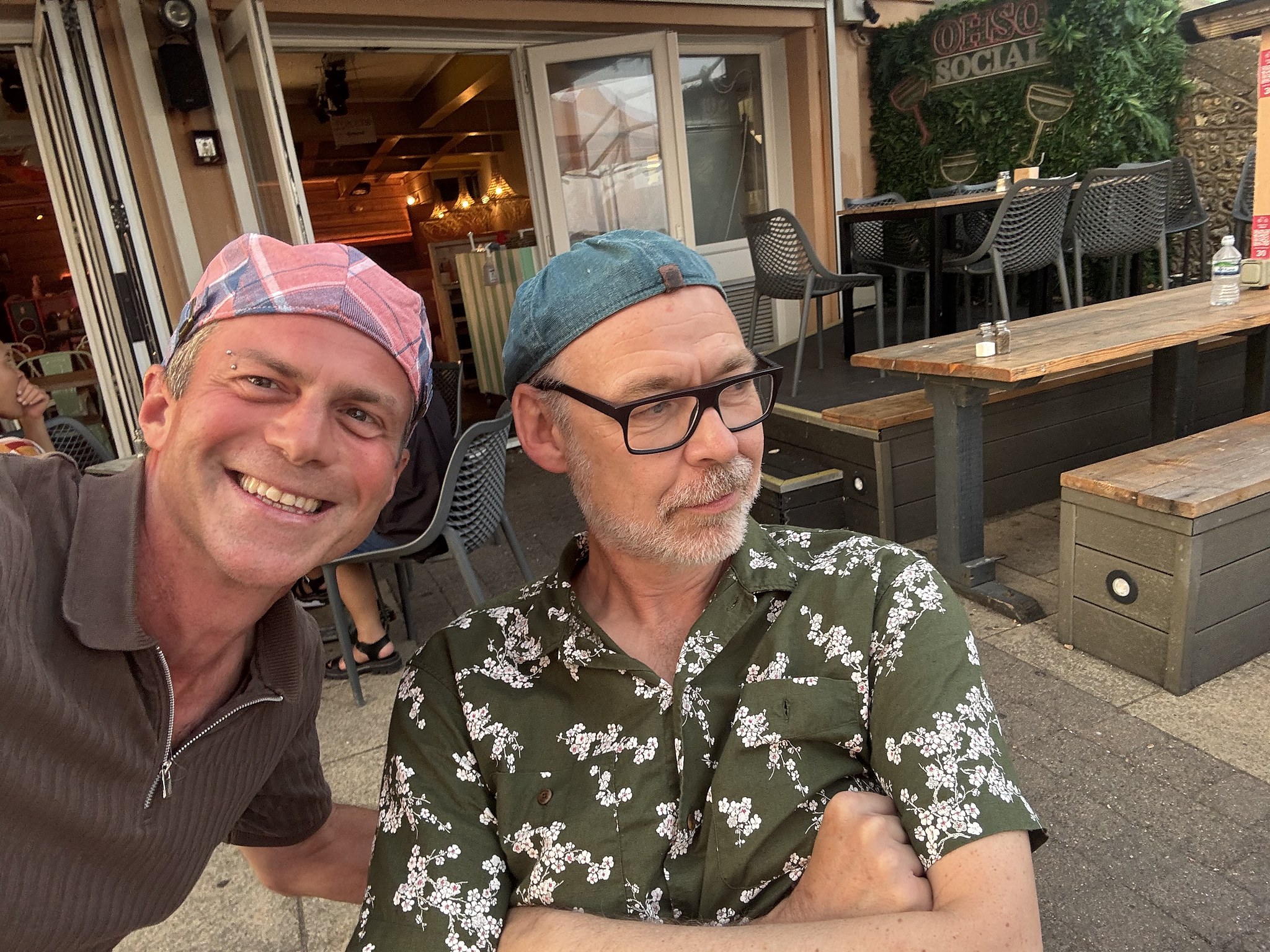 Sunny drinks with good mates on the Brighton seafront